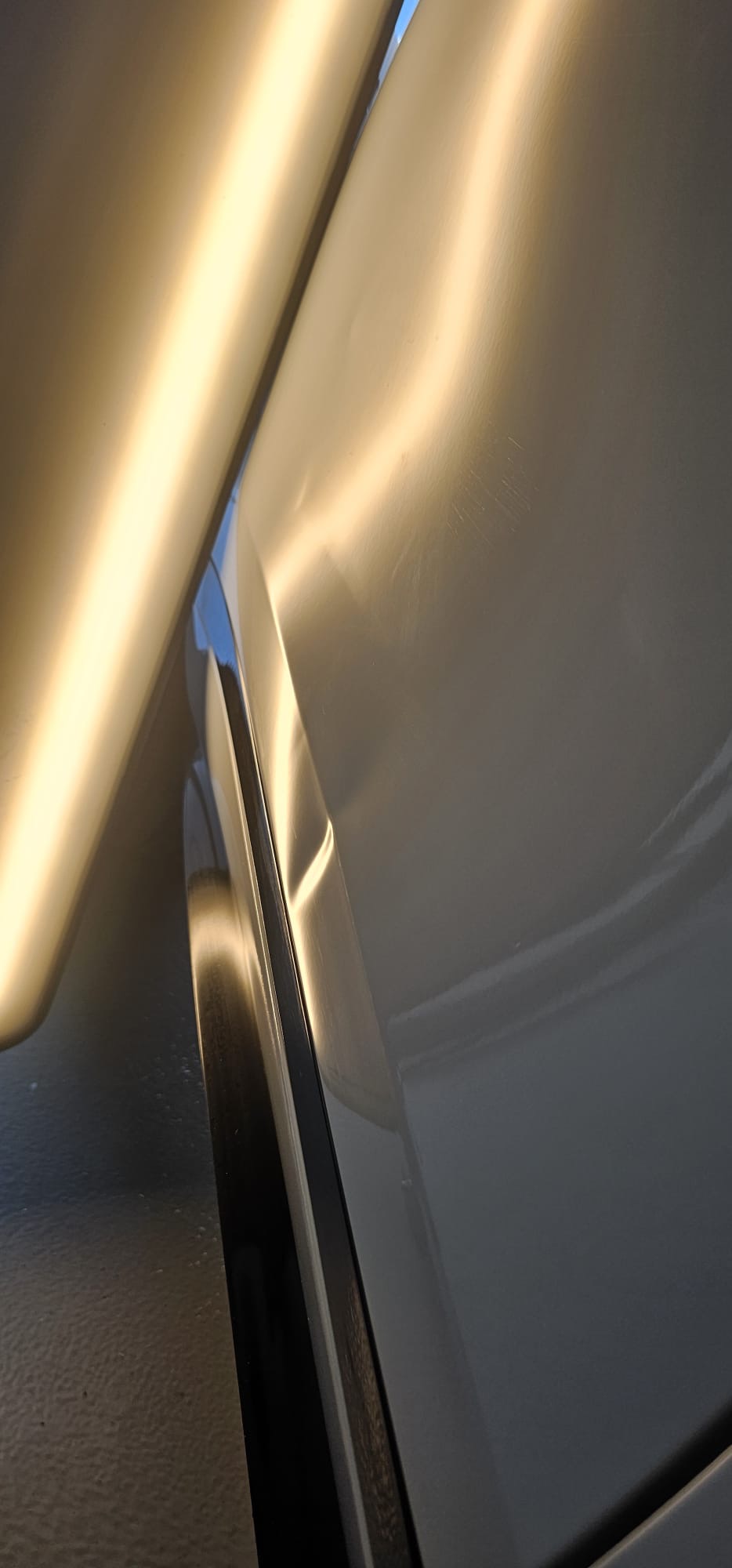 Delle an Tür und Schweller im Lichtreflex