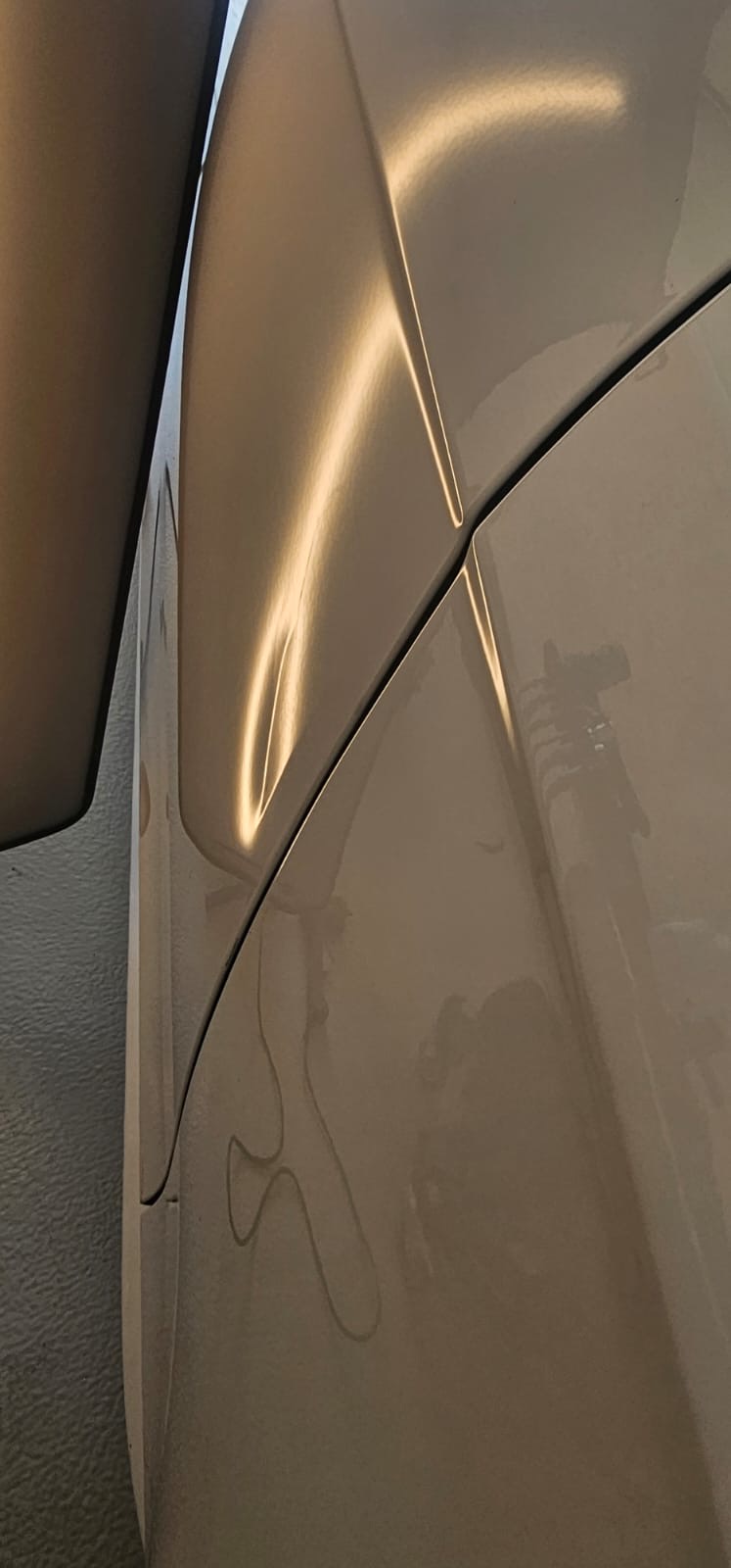 Delle an einer Fahrzeugtür im Ausbeul-Licht sichtbar