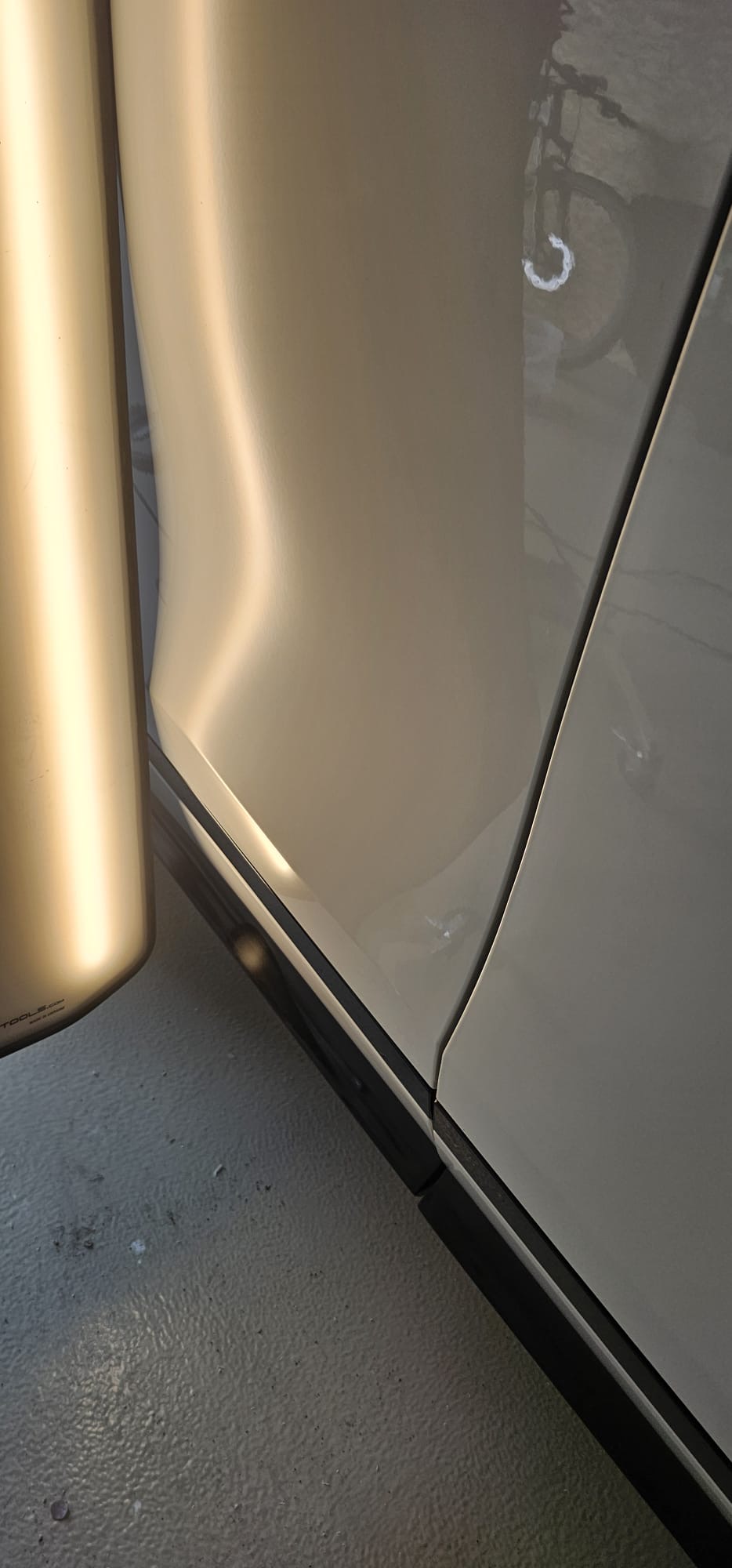 Delle neben der Sicke im Reflexionslicht sichtbar